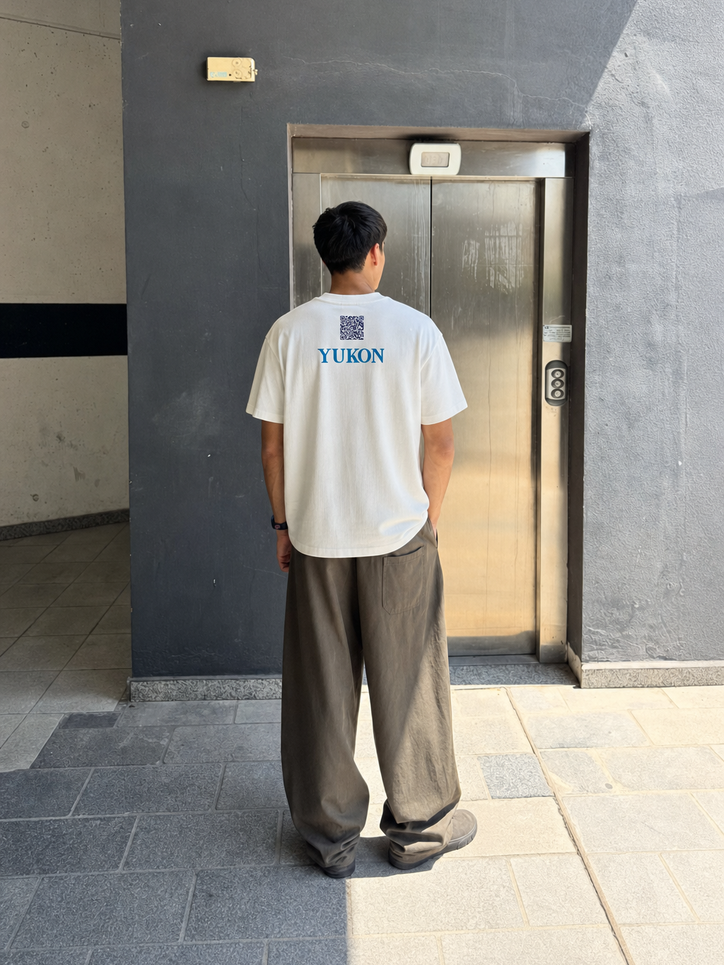 JUSTIN-Yukon T-shirt (White) – model back